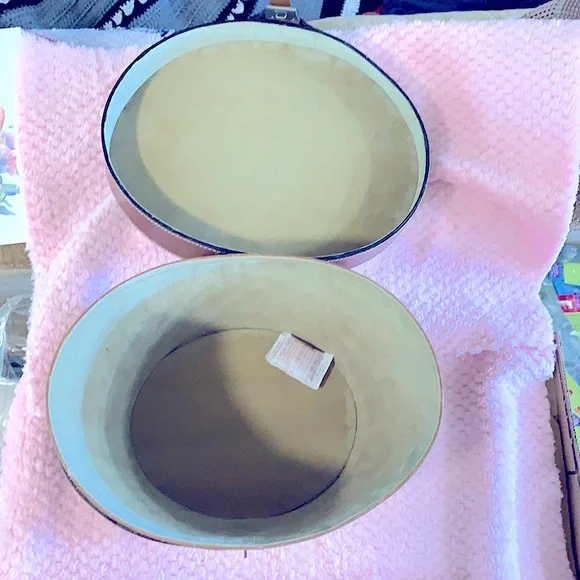 Authentic LEATHER Top🎩 Oval Box,Buckle Lock&Key Carryin Case Luxe Velvet Lined - Picture 3 of 16